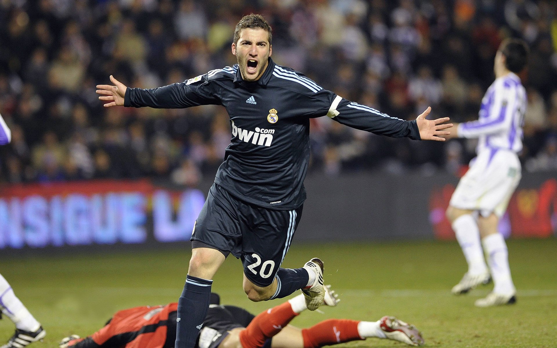 爱游戏官方论坛-后防线稳定性增强近期比赛中成功化解多次危机局面，后防线最强的足球俱乐部